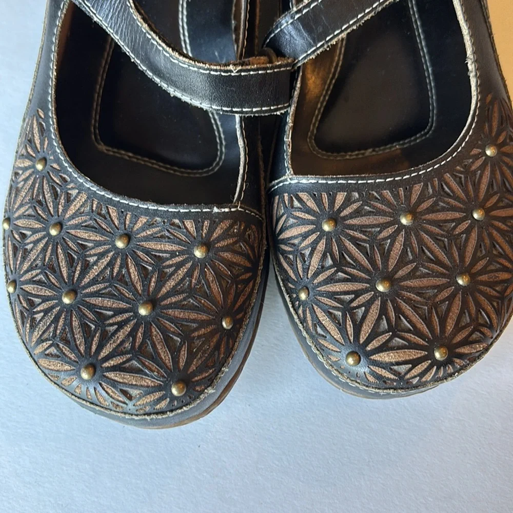 L'ATISTE Spring Step Brown Geometric Pattern Flats - Picture 3 of 9